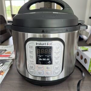 6Qt Instant Pot. New w/o box. Includes original booklets and extras